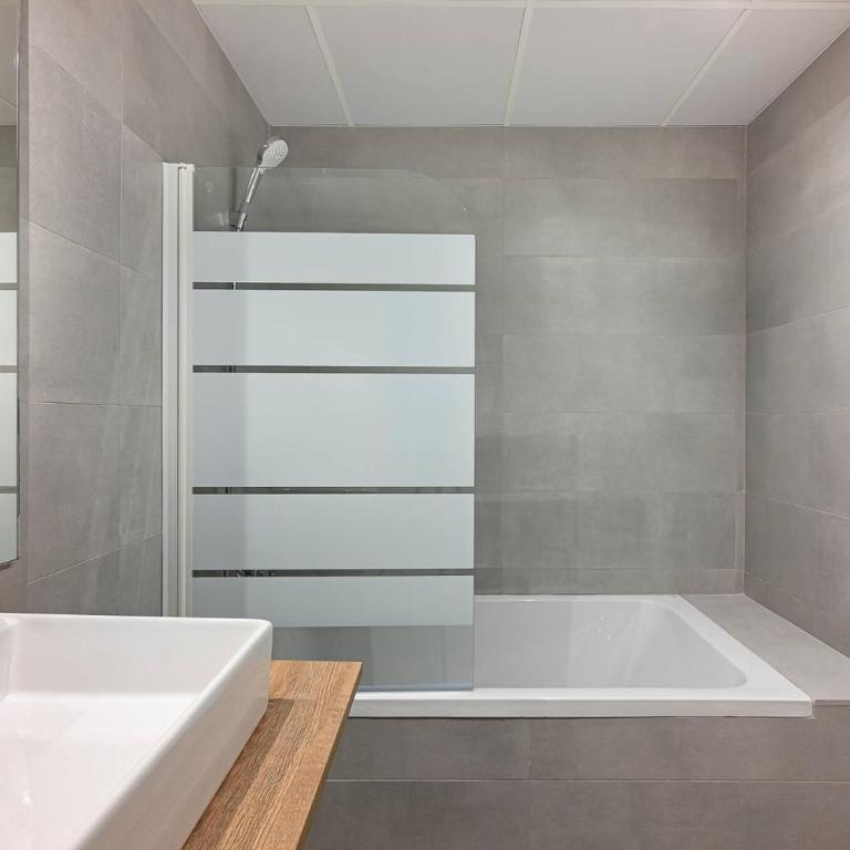 Magnificent 3-Bedroom Apartment, Terrace, Sauna and Swimming Pools - Apartamento de 3 dormitorios - 52
