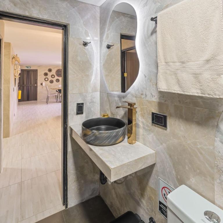 3 bedroom apartment, one block from lleras park p12 in medellin - Three-Bedroom Apartment - 15