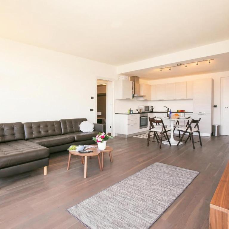 Penthouse-LakeView-AC-Private Garden - Deluxe Apartment - 7