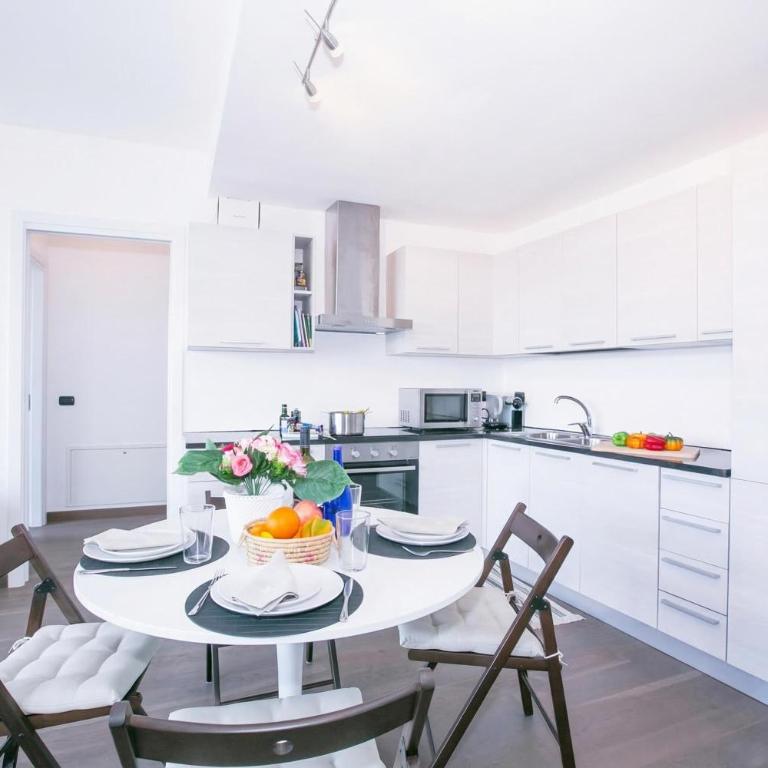 Penthouse-LakeView-AC-Private Garden - Deluxe Apartment - 9