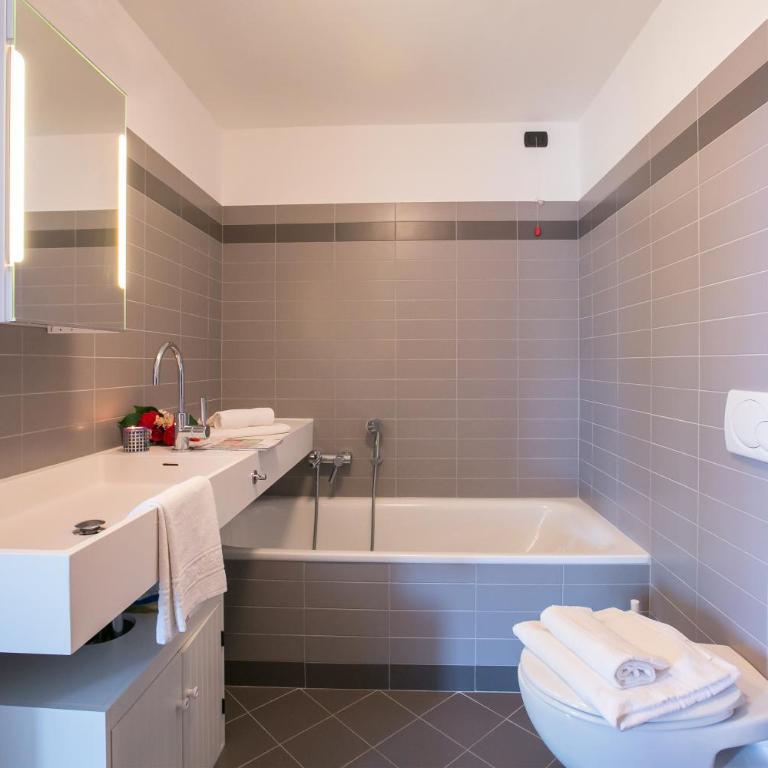 Penthouse-LakeView-AC-Private Garden - Deluxe Apartment - 15