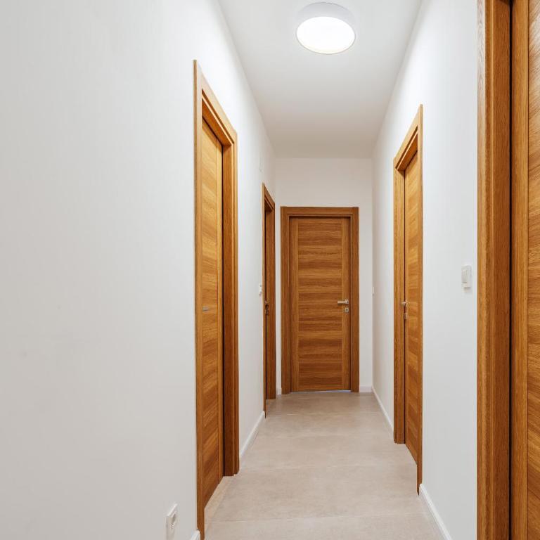 APART 28 - Premium Suites - Three-Bedroom Premium Apartment with Balcony - 4