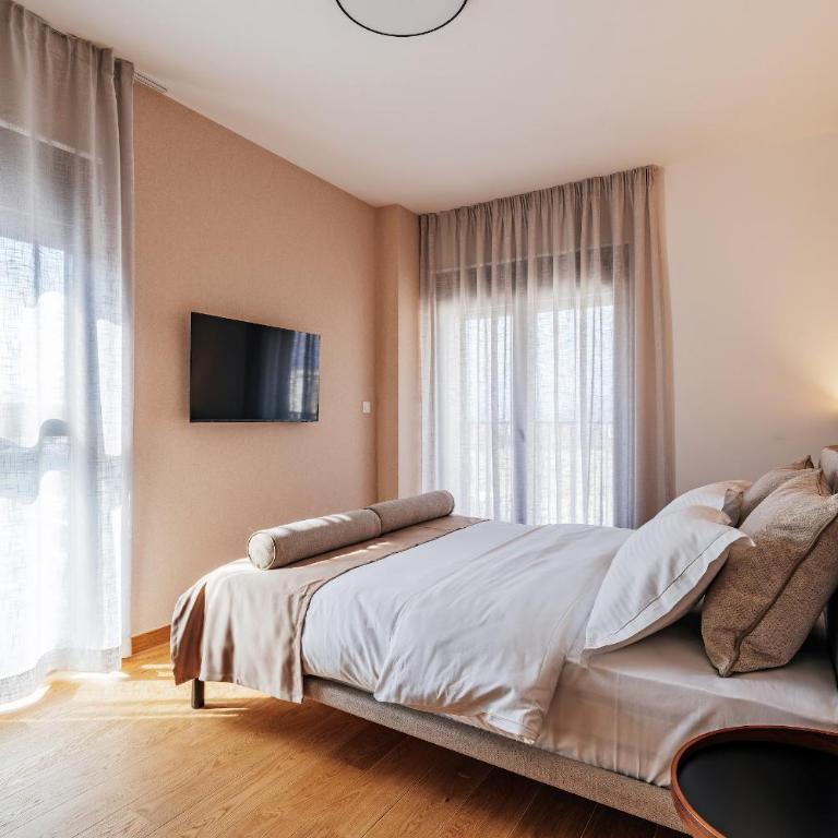APART 28 - Premium Suites - Three-Bedroom Premium Apartment with Balcony - 14