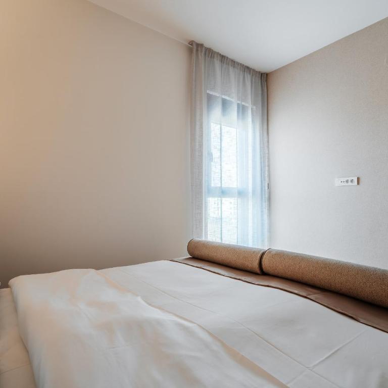 APART 28 - Premium Suites - Three-Bedroom Premium Apartment with Balcony - 16
