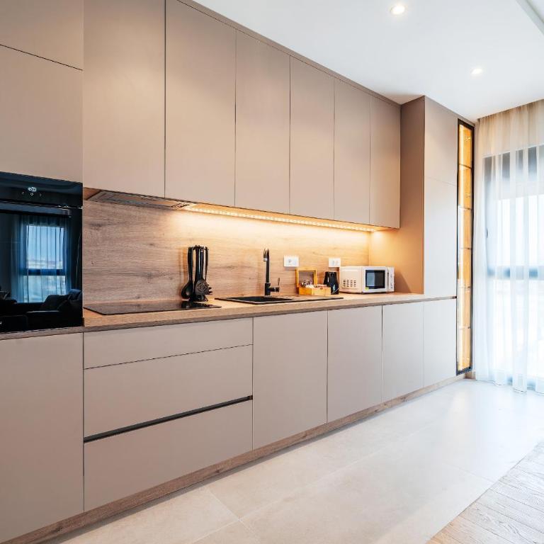 APART 28 - Premium Suites - Three-Bedroom Premium Apartment with Balcony - 10
