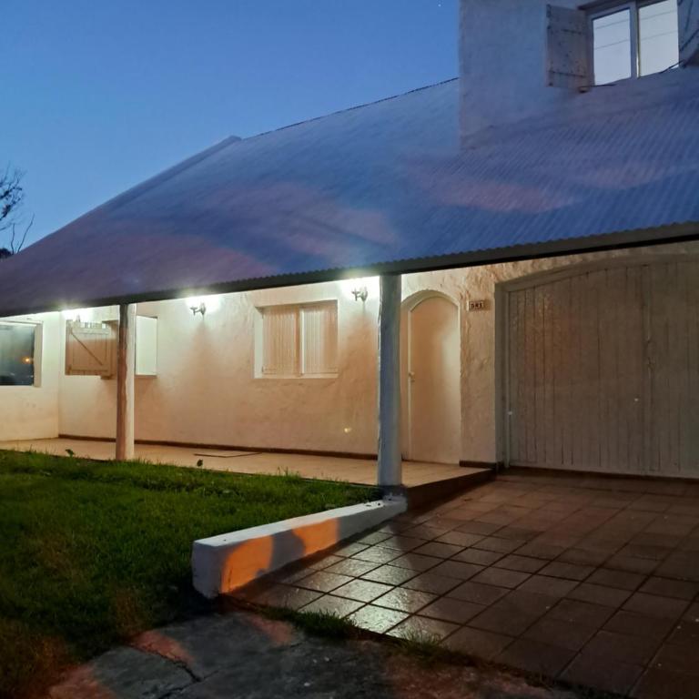 Estilo Campo Casa de 3 ambientes cochera interna - Two-Bedroom House - 3
