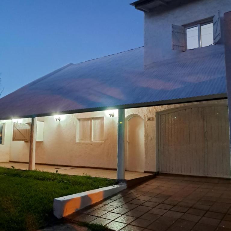 Estilo Campo Casa de 3 ambientes cochera interna - Two-Bedroom House - 1