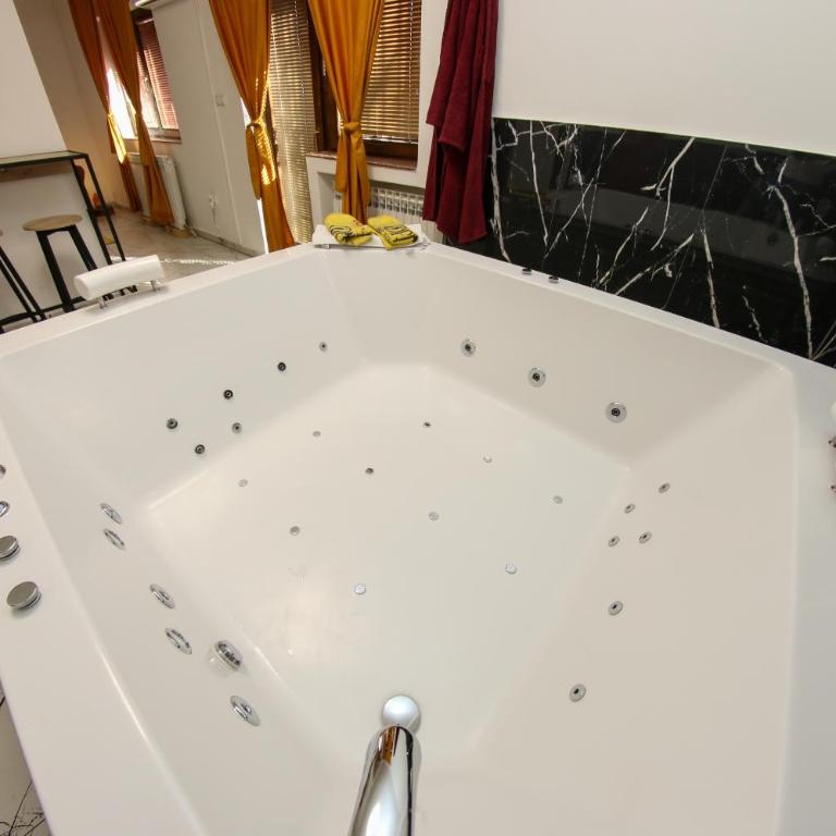Hedonist Spa Jacuzzi Centar Free private parking - Apartman sa Đakuzijem - 11