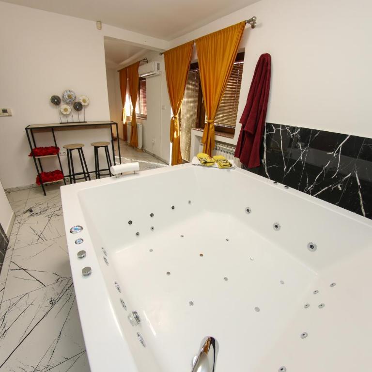 Hedonist Spa Jacuzzi Centar Free private parking - Apartman sa Đakuzijem - 14