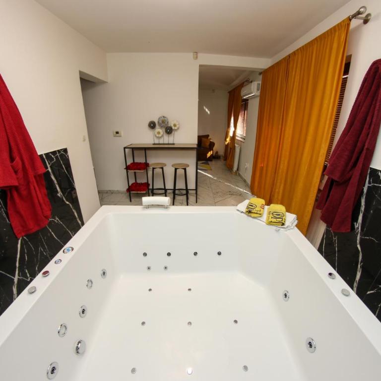 Hedonist Spa Jacuzzi Centar Free private parking - Apartman sa Đakuzijem - 12