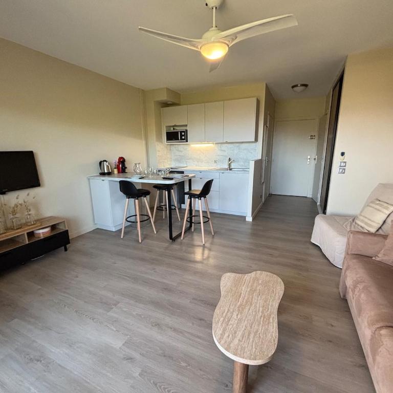 Bright studio sea and city center within walking distance - One-Bedroom Apartment - 2