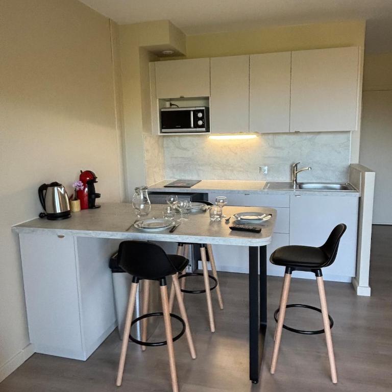Bright studio sea and city center within walking distance - One-Bedroom Apartment - 4