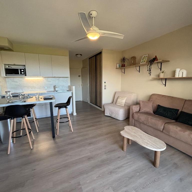 Bright studio sea and city center within walking distance - One-Bedroom Apartment - 10