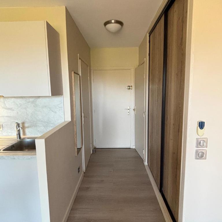 Bright studio sea and city center within walking distance - One-Bedroom Apartment - 11