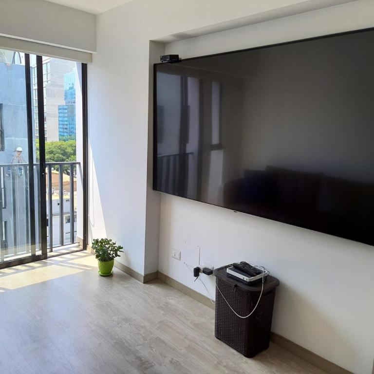 Modern, comfortable 2-bedroom apartment with 86 TV, garage, and queen-sized bed - Apartamento de 2 dormitorios - 2