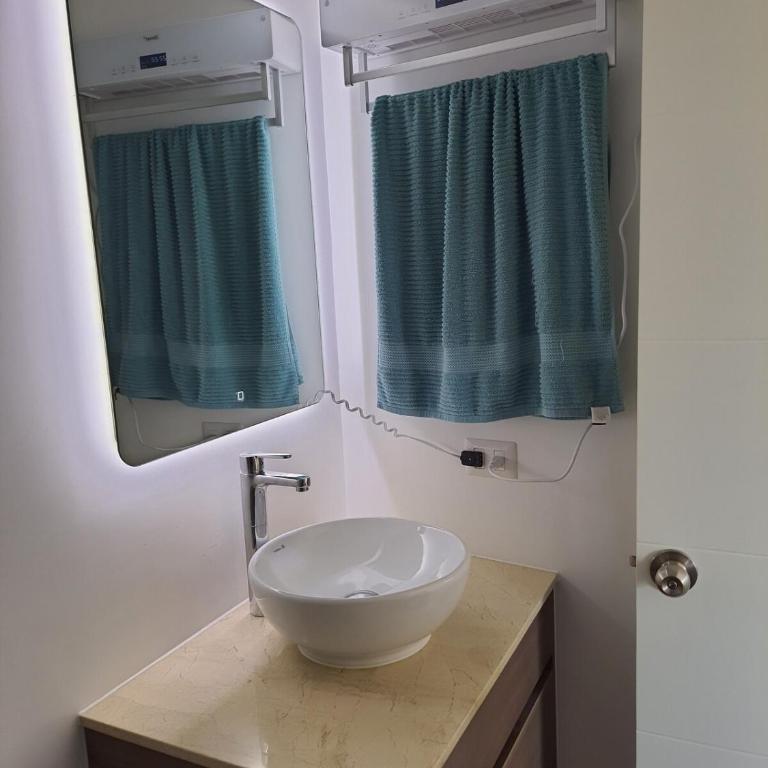 Modern, comfortable 2-bedroom apartment with 86 TV, garage, and queen-sized bed - Apartamento de 2 dormitorios - 3
