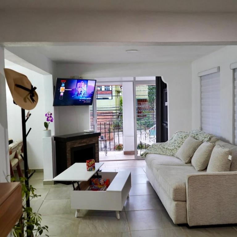 Vivencia GTO 4BR Rooftop w Private Garage 15m Dtwn - Four-Bedroom Vacation Home - 14