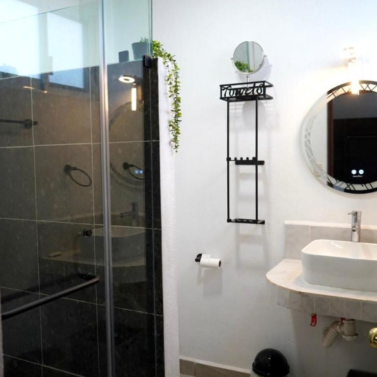 Vivencia GTO 4BR Rooftop w Private Garage 15m Dtwn - Four-Bedroom Vacation Home - 16