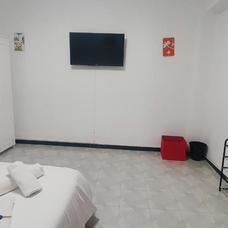 Tranquila, Céntrica y Luminosa Habitación de Matrimonio en Vivienda Compartida - Deluxe Double Room (2 Adults + 1 Child) - 3