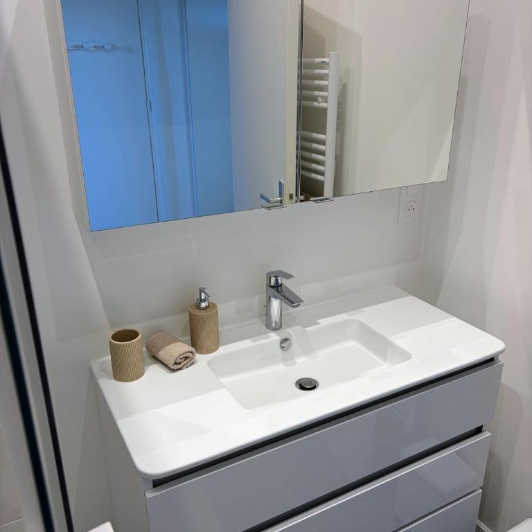 Villa Saint Laurent - Appartement standing vue mer, 40m plage, parking - Two-Bedroom Apartment - 12