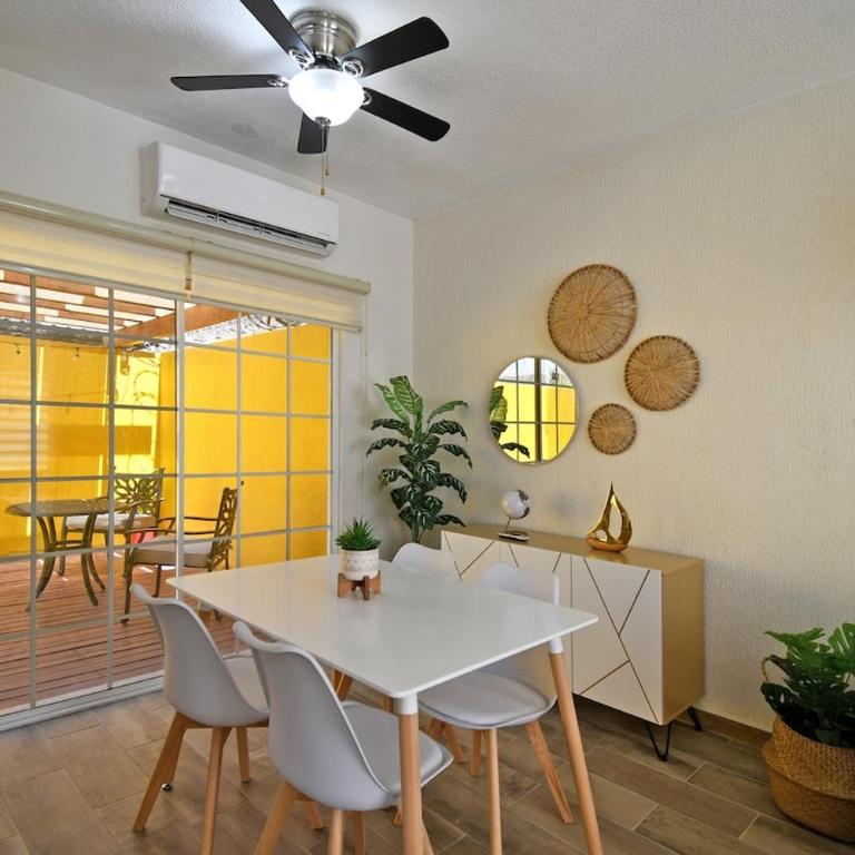 Casa Amarilla Renovada Patios Amplios y Mas - Vacation Home - 10