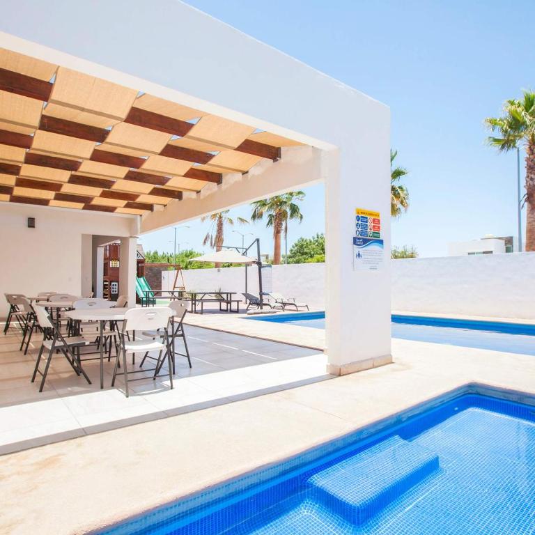 Family-Friendly House in Gated Community with Communal Pool - Vacation Home - 50