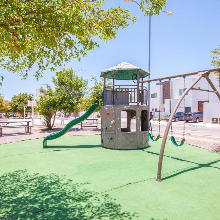Family-Friendly House in Gated Community with Communal Pool - Vacation Home - 55