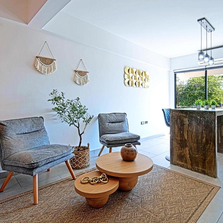 New apartment with communal pool steps from beach - Apartamento - 4
