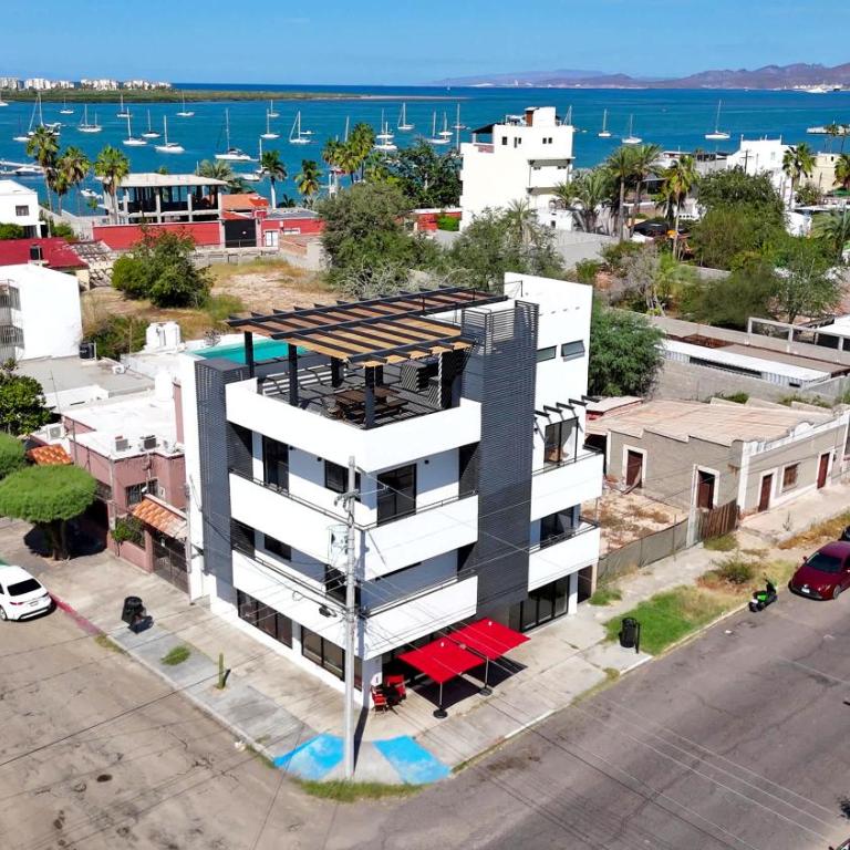New apartment with communal pool steps from beach - Apartamento - 26