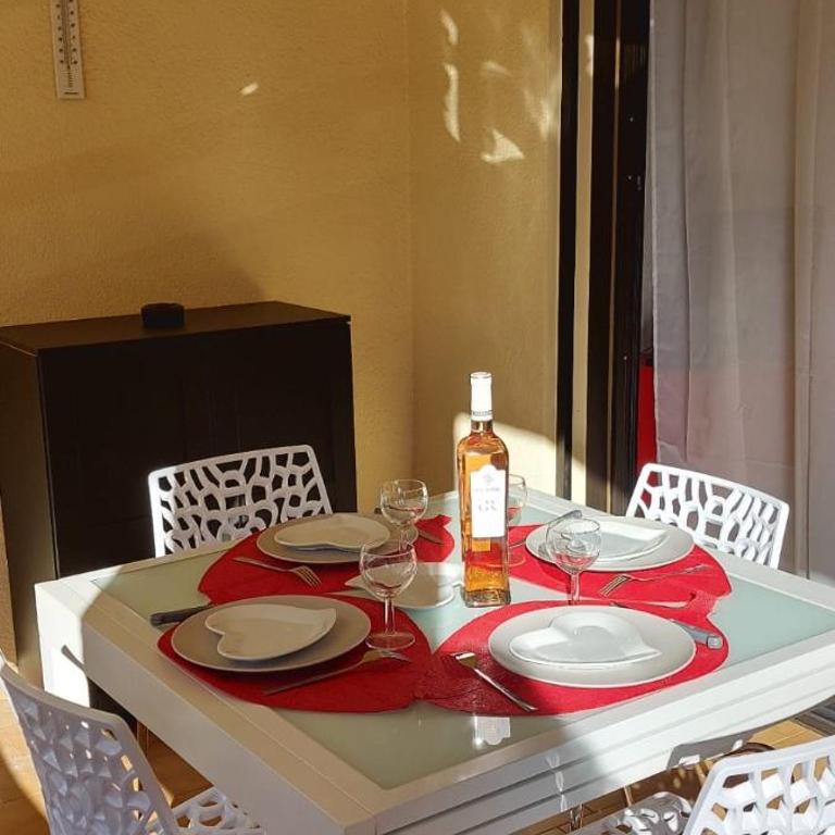 A 2 pas du port, du centre, du marché provençal, des plages quartier calme - Appartement 1 Chambre - 12