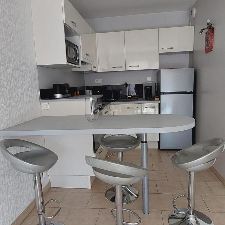 A 2 pas du port, du centre, du marché provençal, des plages quartier calme - Appartement 1 Chambre - 11