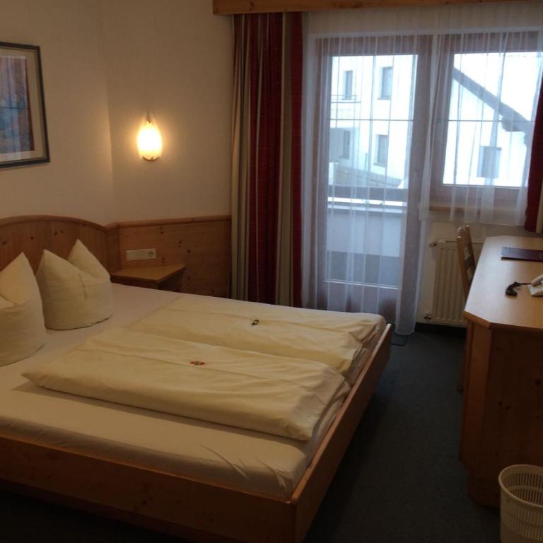 Hotel Garni Golfais - Doppelzimmer mit Balkon - 3