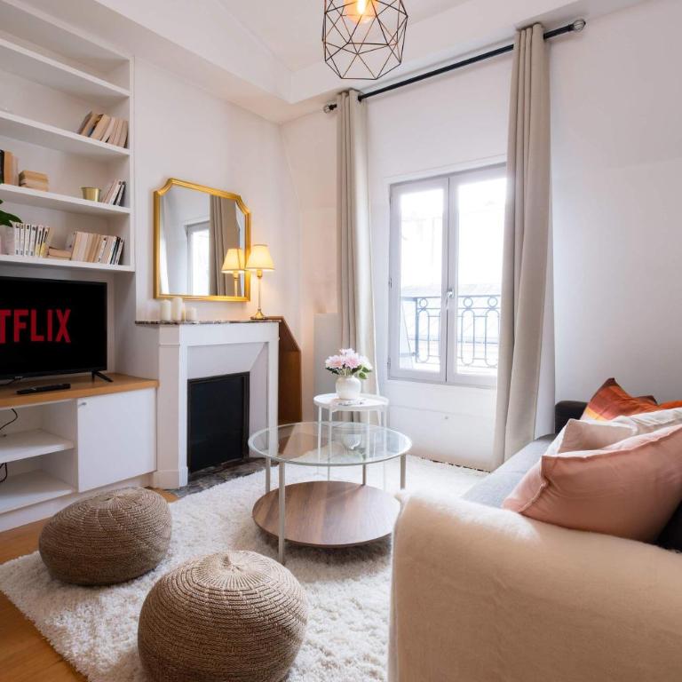 Top Floor Parisian Gem Views & Balcony - Appartement - 5