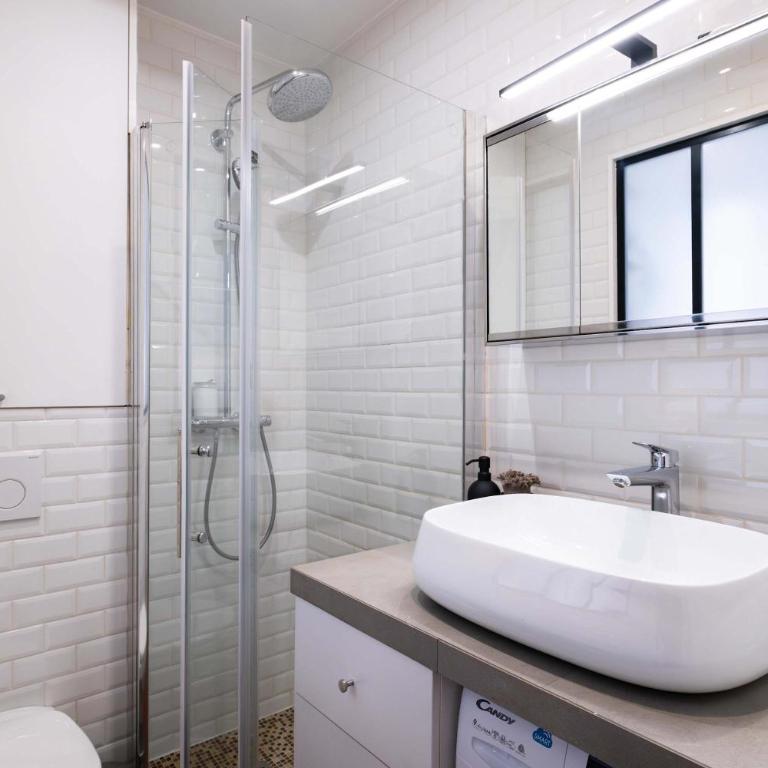 Top Floor Parisian Gem Views & Balcony - Appartement - 9