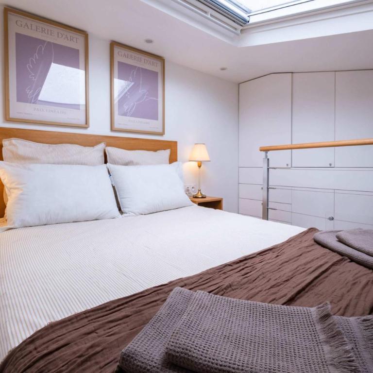 Top Floor Parisian Gem Views & Balcony - Appartement - 12