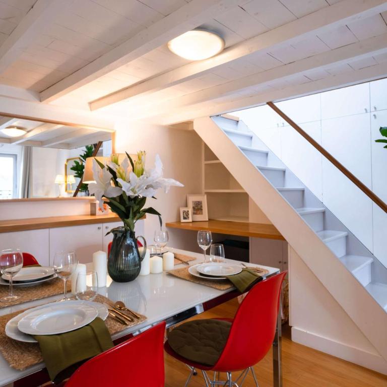 Top Floor Parisian Gem Views & Balcony - Appartement - 14