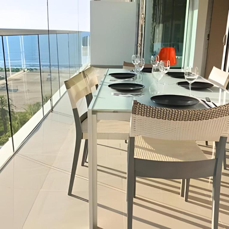 Terrace facing the sea with direct access to the beach - Apartment - 47