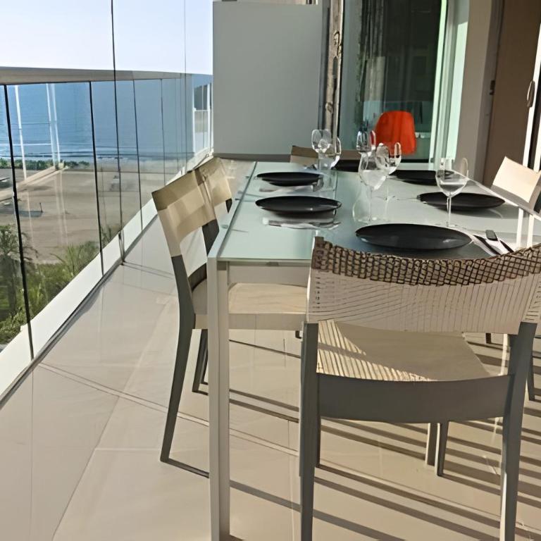 Terrace facing the sea with direct access to the beach - Apartment - 52