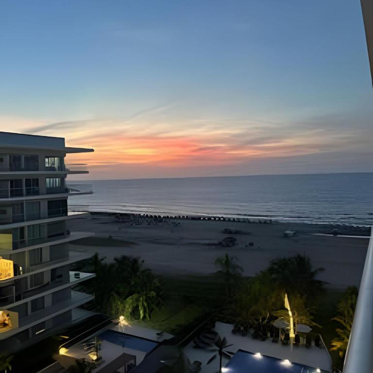 Terrace facing the sea with direct access to the beach - Apartment - 54