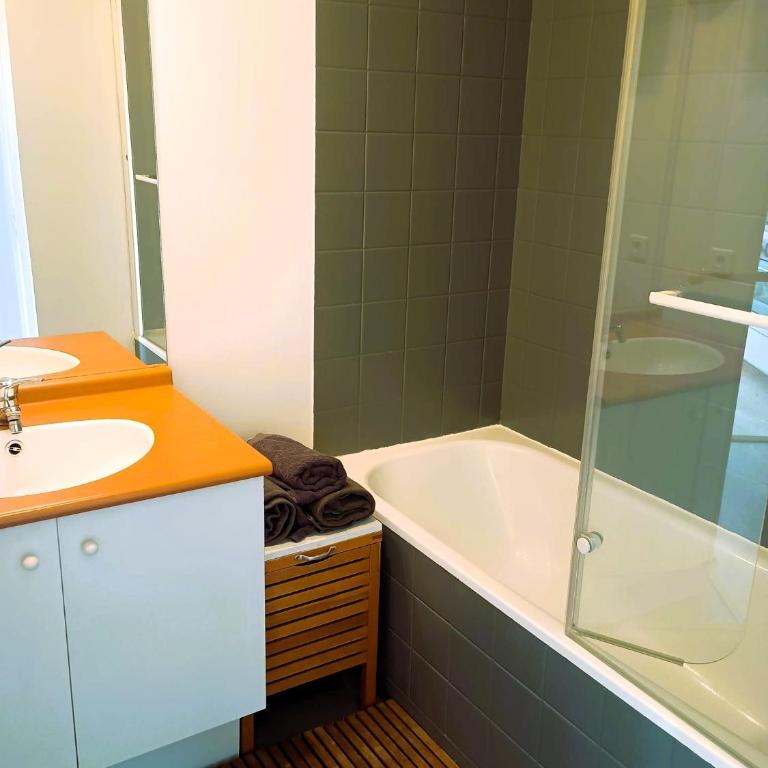 Close to Paris, Metro,RER, 6 People, PKG - Two-Bedroom Family Apartment - 53