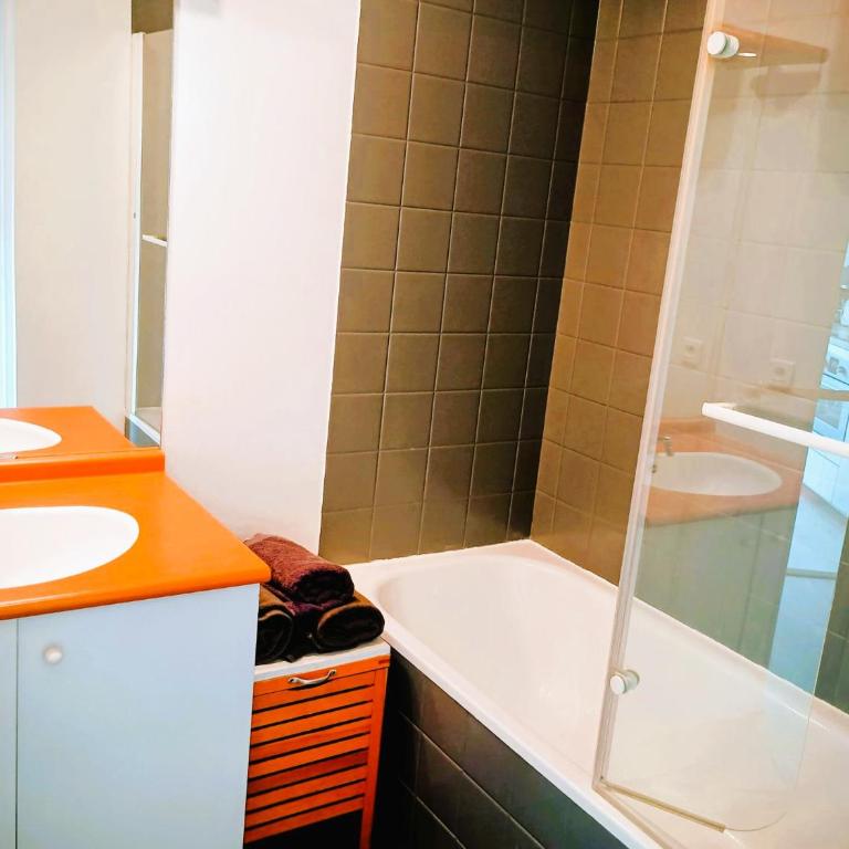 Close to Paris, Metro,RER, 6 People, PKG - Two-Bedroom Family Apartment - 19