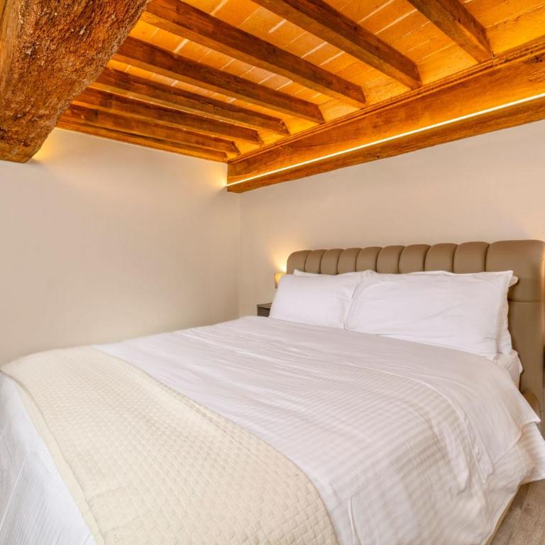 Siena Iconic Square Luxury Attic Tuscany - Three-Bedroom Apartment - 17