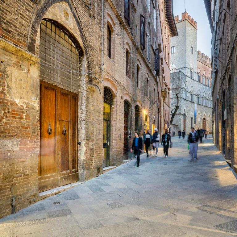 Siena Iconic Square Luxury Attic Tuscany - Three-Bedroom Apartment - 25
