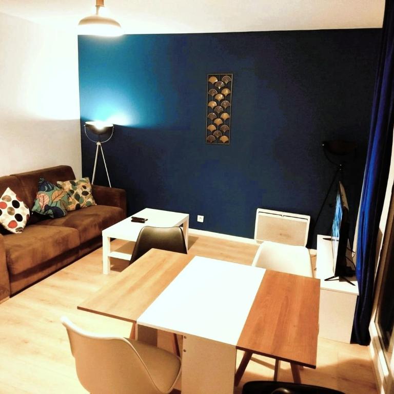 Close to Paris, Metro,RER, 6 People, PKG - Two-Bedroom Family Apartment - 25