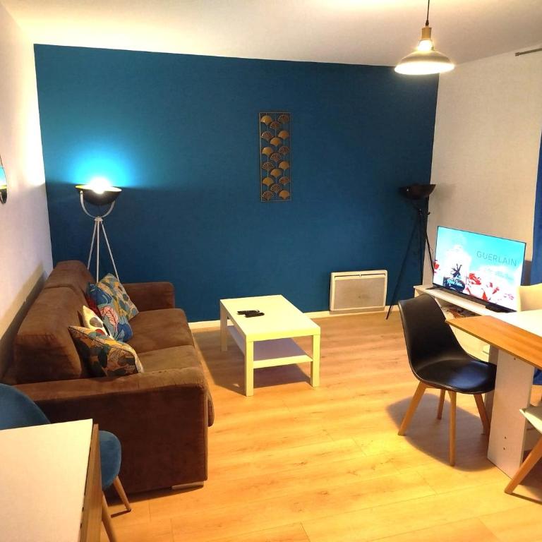 Close to Paris, Metro,RER, 6 People, PKG - Two-Bedroom Family Apartment - 22