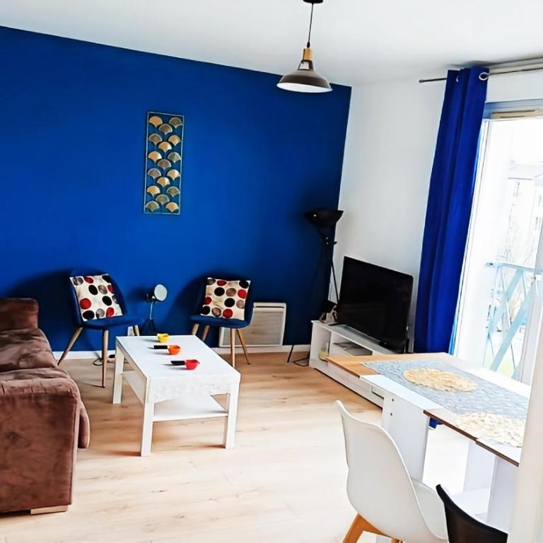 Close to Paris, Metro,RER, 6 People, PKG - Two-Bedroom Apartment with View - 1