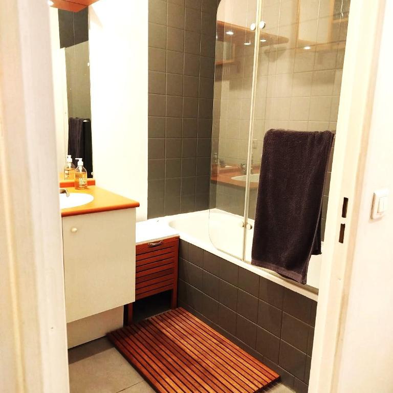 Close to Paris, Metro,RER, 6 People, PKG - Two-Bedroom Apartment with View - 9