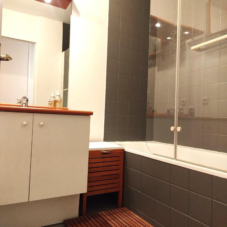 Close to Paris, Metro,RER, 6 People, PKG - Two-Bedroom Family Apartment - 7