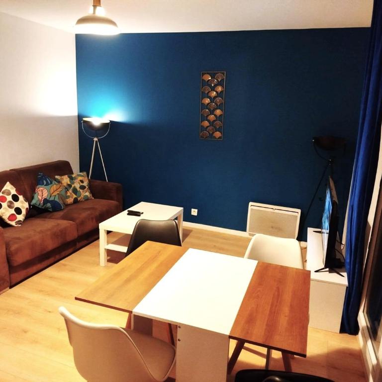 Close to Paris, Metro,RER, 6 People, PKG - Two-Bedroom Apartment with View - 15