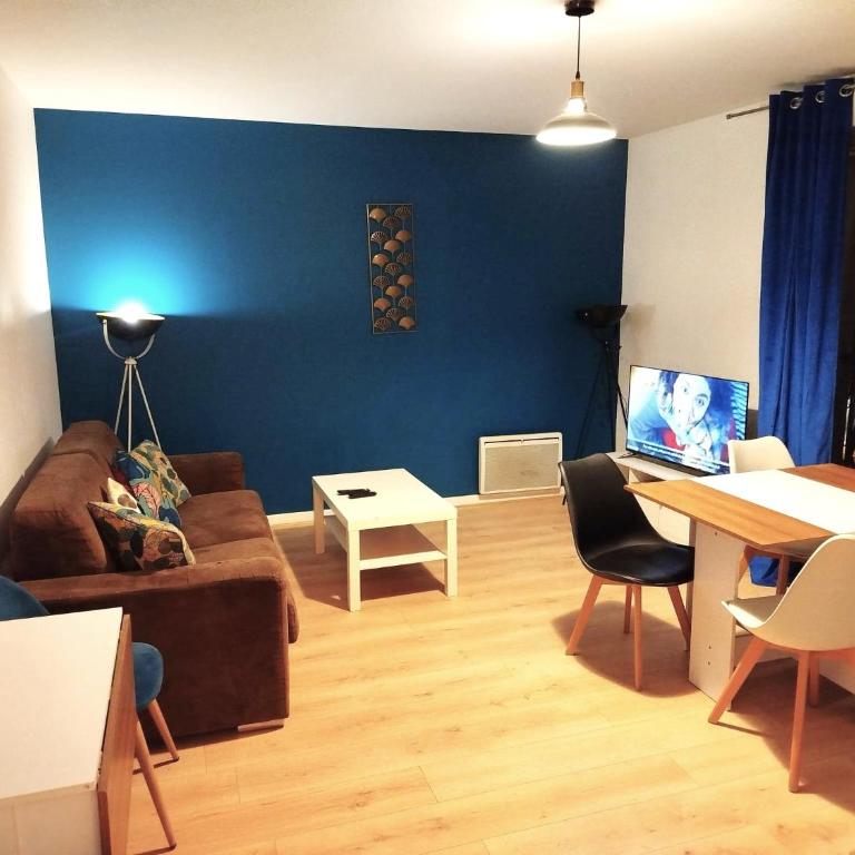 Close to Paris, Metro,RER, 6 People, PKG - Two-Bedroom Family Apartment - 16